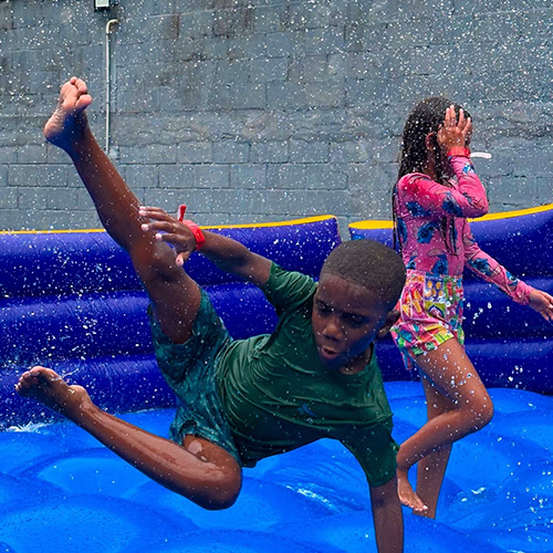 futebol criança brincando